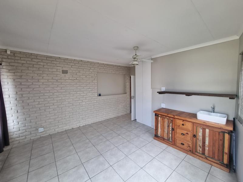 6 Bedroom Property for Sale in Reebok Western Cape